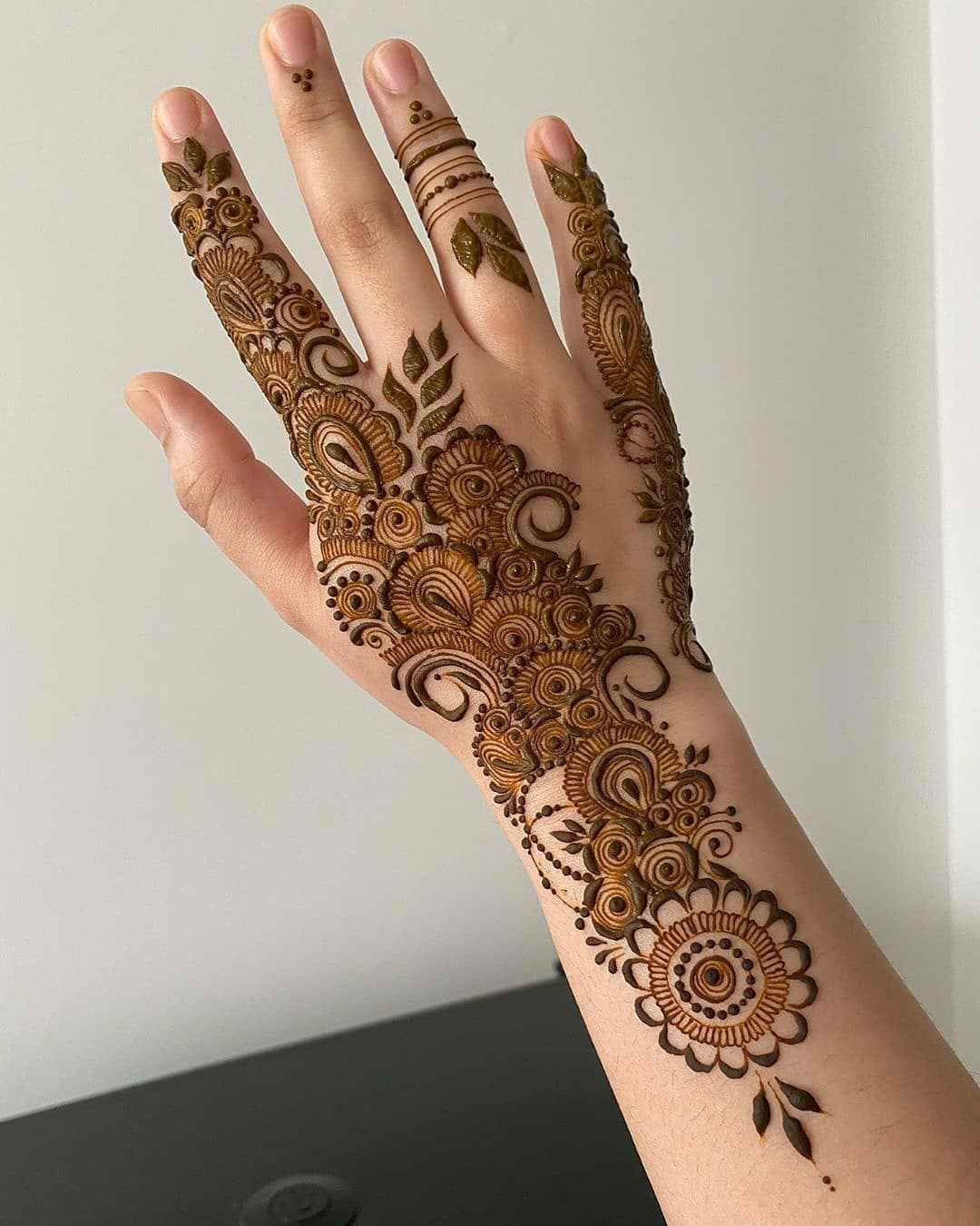 Simple and Easy Mehndi Designs for Back Hand and Front Hand - Delhi Magazine